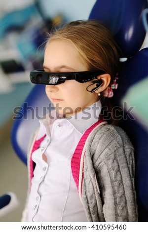 child to the dentist to watch a cartoon video glasses