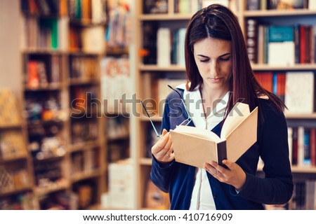 Student reading a book/Reading a book Royalty-Free Stock Photo #410716909