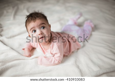 portret surprised baby in bed