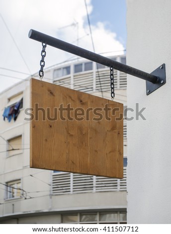 Photo blank wooden signboard on the street