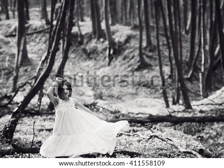 Photo beautiful soft charming lady who walking in nature