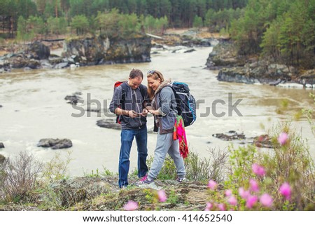 Tourists in the mountains looking at the phone the way
