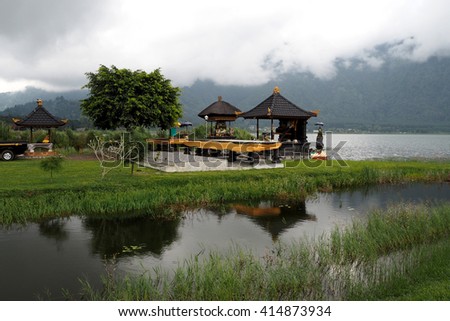 Small pavilion next to the lake