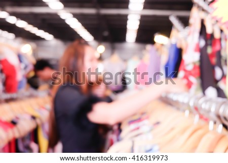 blurred image of people in shopping mall with bokeh.