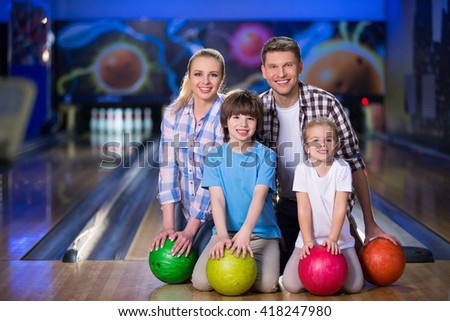 Family with children in bowling