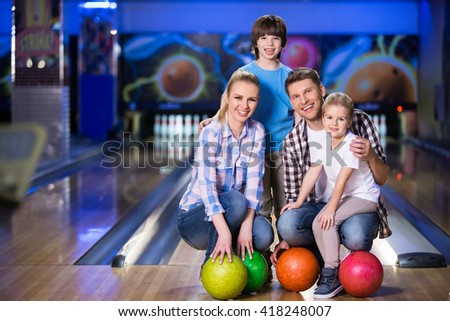 Family with children in bowling