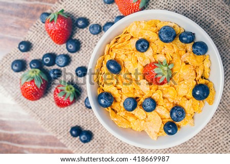 cornflakes with strawberries and blueberries
