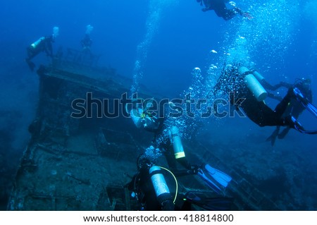 Divers and Marine shipwreck Royalty-Free Stock Photo #418814800