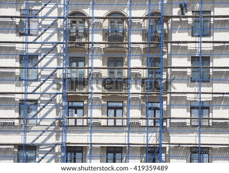 The facade of a residential building in scaffolding.
Photography in Moscow.