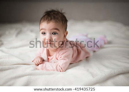 portret surprised baby in bed