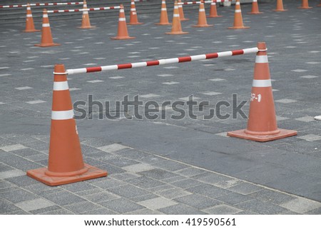 Traffic cones with barricade bar