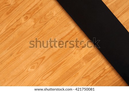 label Black on wood texture
