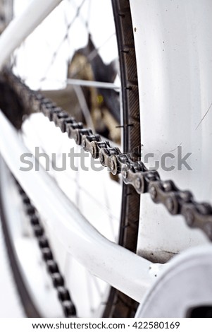Dirty bike chain, one point focus