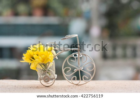 Bicycle model and yellow flower, Selective focus.