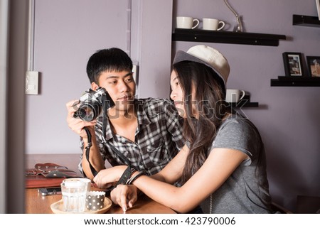 let's go out to take a photo!
Smooth tone and high contrast Photo showing lovers are teasing and shooting inside the coffee shop.
Build a good relationship further.