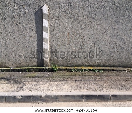 Built in upwards arrow on concrete wall
