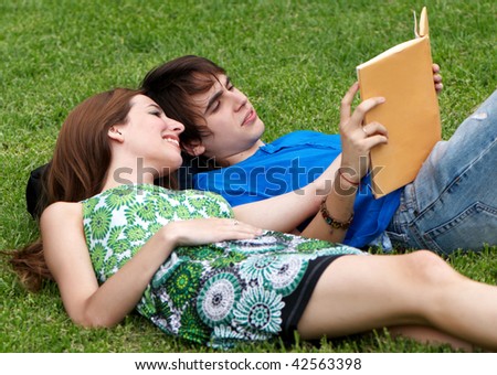 college or university students studying outdoors