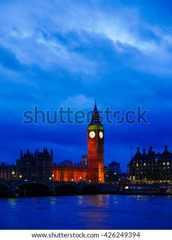 Palace of Westminster and Big Ben under a cloudy blue sky at night