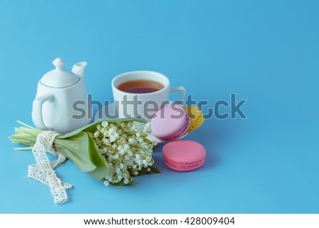 Kettle and cups with spring flowers