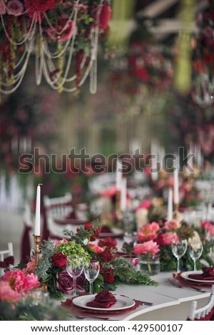Wedding table with floral decoration and tableware