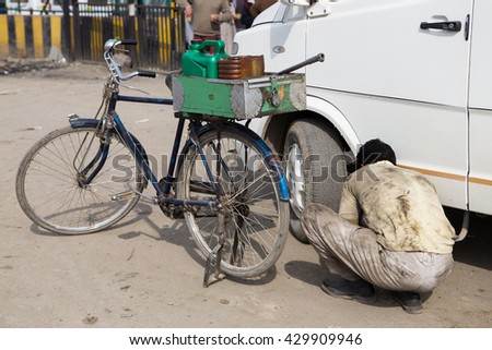 Bicycle lubricating grease service at local road in India