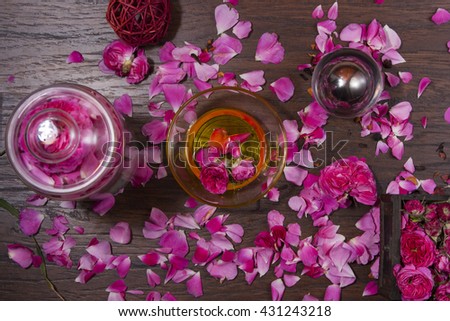 Plate with oil decorated with rose petals
