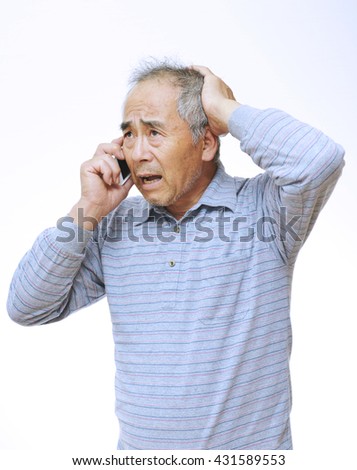 Elderly man who talks with a cell-phone ; Trouble visited him