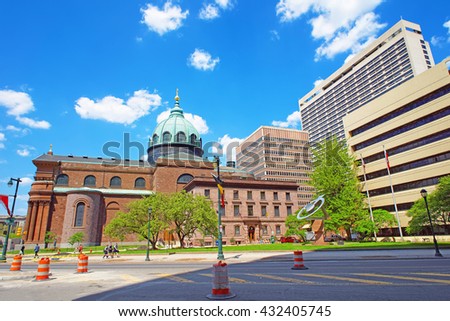 Cathedral Basilica of Sts Peter and Paul of Philadelphia Pennsylvania, USA.  It is also called as Roman Catholic Archdiocese of Philadelphia. Tourists in the street