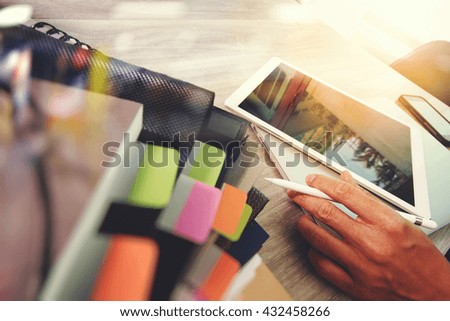 Photo website graphic designer hand working with new project modern studio.laptop digital tablet smart phone on wood table.Books papers documents. Blurred background, sun flare effect