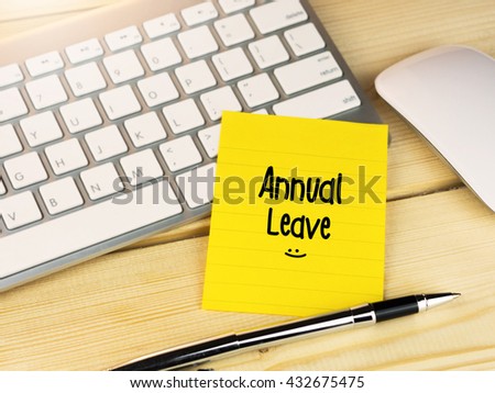 Annual leave on sticky note on work desk Royalty-Free Stock Photo #432675475