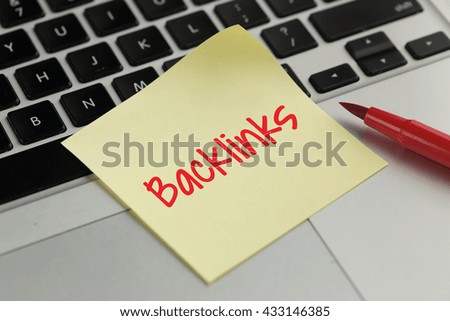 Backlinks sticky note pasted on the keyboard