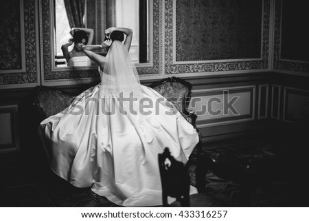 Beautiful luxury bride near the mirror b&w Royalty-Free Stock Photo #433316257