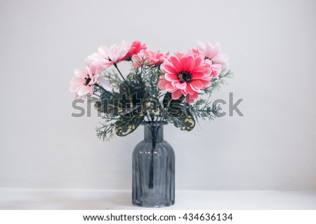  Blooming Pink  flower names chrysanthemum is in the glass vase against the wall 