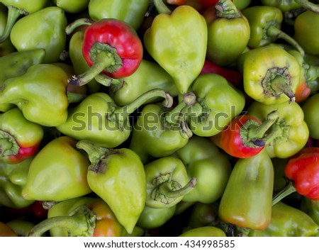 Green and red pepper, sweet pepper or paprika image, bunch of green and red paprika wallpapers, background photo of green pepper pod, green paprika pod pile, closeup picture of green pepper pod
