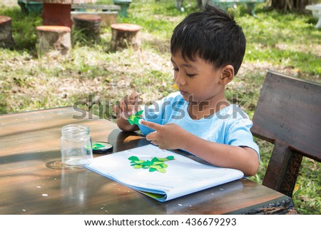 Little kids do homework arts in green park
