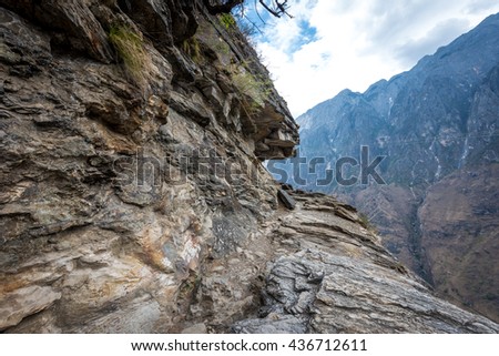 Hiking trail of Tiger Leaping Gorge