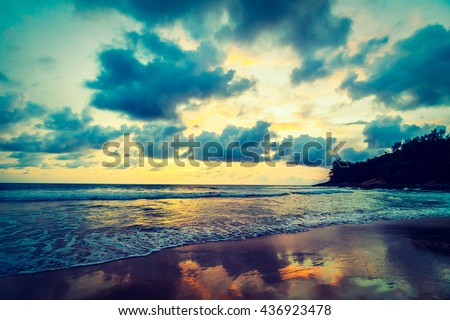 Beautiful sunset on the beach and sea with cloud and sky background - Vintage Filter