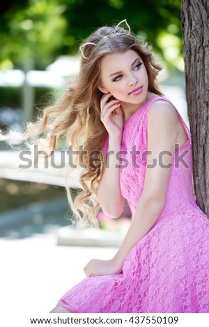 Girl in rose garden. Fashion photo
