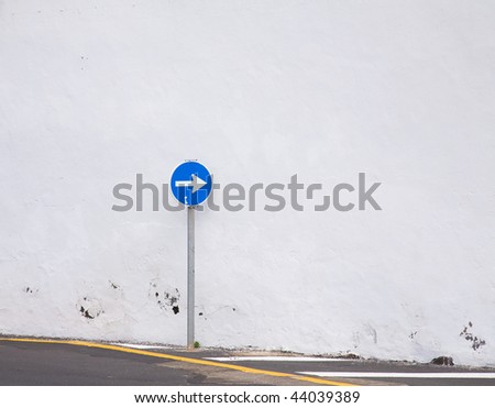 right only sign close to white wall
