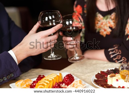 Couple toasting wineglasses 