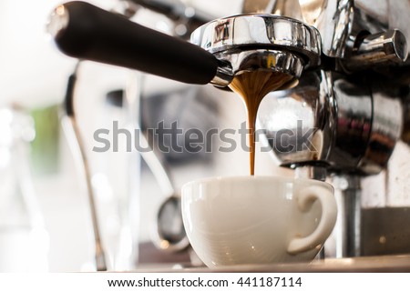 Espresso coffee extraction with bottomless filter  Royalty-Free Stock Photo #441187114
