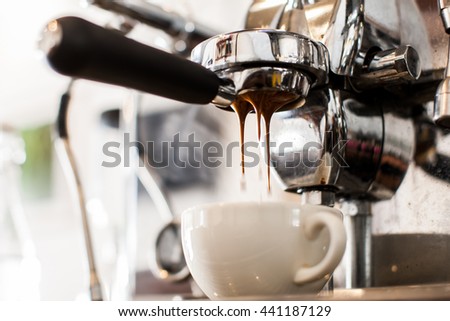 Espresso coffee extraction with bottomless filter  Royalty-Free Stock Photo #441187129