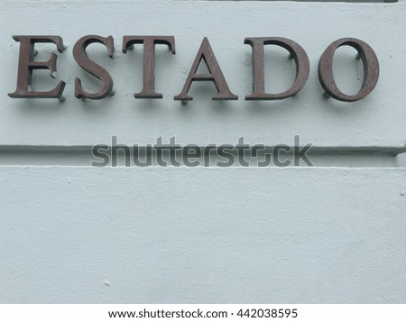 "ESTADO" alphabets decoration on cement wall