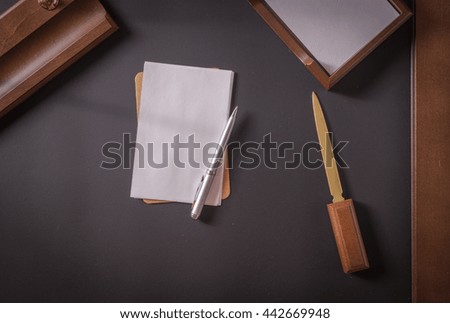 with paper with pen o a leather table