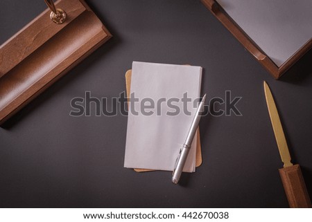 with paper with pen o a leather table
