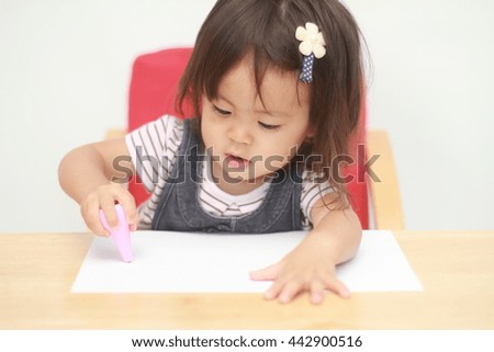 Japanese girl drawing a picture (1 year old)