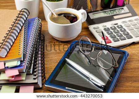 Business Objects office expanded in composition on a table

