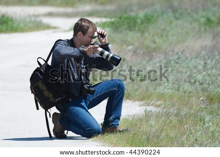 The photographer with a telephoto lens and the second camera chooses a foreshortening