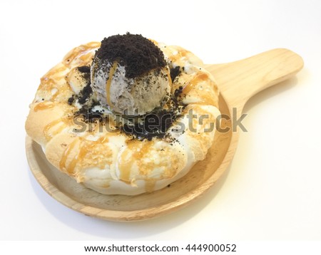 Burnt marshmellow with icecream served on wooden pan