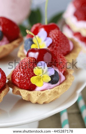 Cupcakes with fresh fruits and edible flowers.